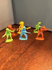 57B Vintage Lot of 3x Cowboys  3x Indians Plastic Figures Unmarked 3 of each