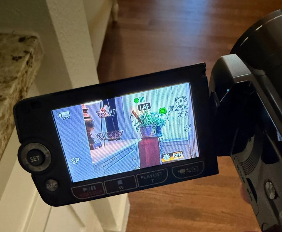 Canon VIXIA HF20 (32 GB) 15X Zoom High Definition Camcorder - Image 2 of 4