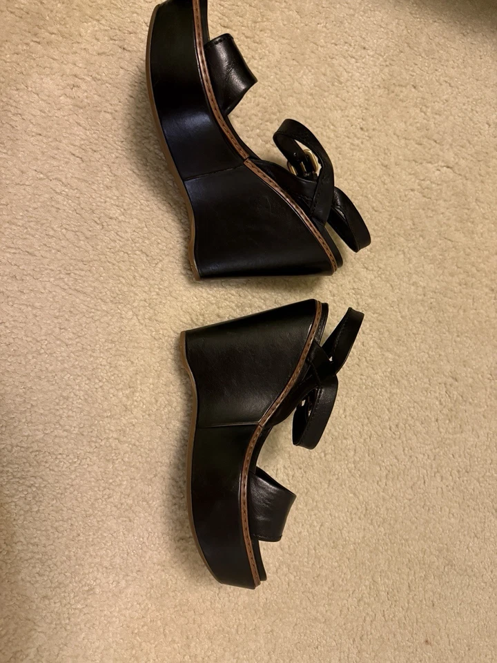 Sandálias anabela PRADA feminina de couro com alça no tornozelo, preta, tamanho 38,5 - Imagem 2 de 3