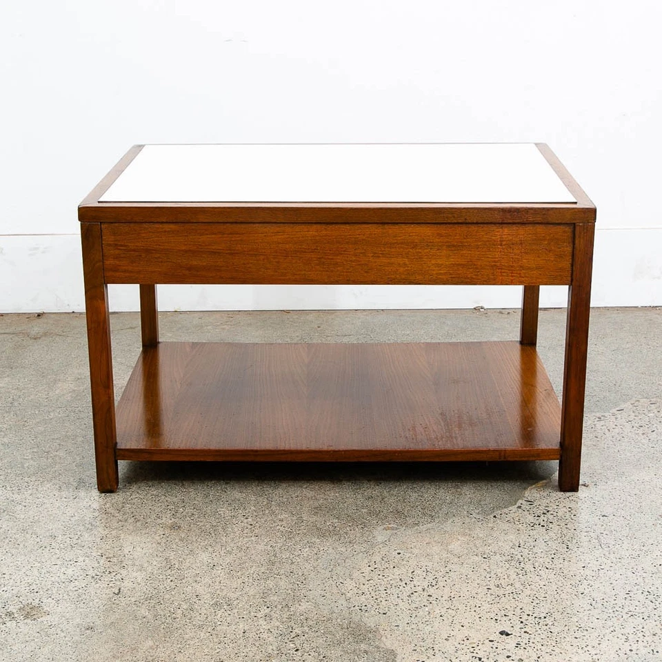 Mesita de noche moderna de mediados de siglo mesa auxiliar de nogal americano vintage con un cajón Foto 2 de 4