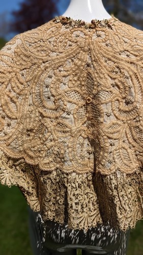 VICTORIAN 19TH C ECRU HAND MADE BATTENBURG LACE CAPE W EMBROIDERY - Picture 6 of 8