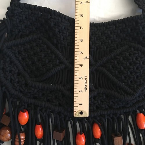 Borsa a tracolla macramè nero con perline in legno vintage anni 70 - Foto 14 di 21