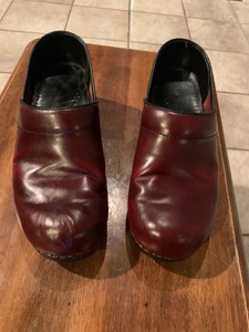 maroon danskos