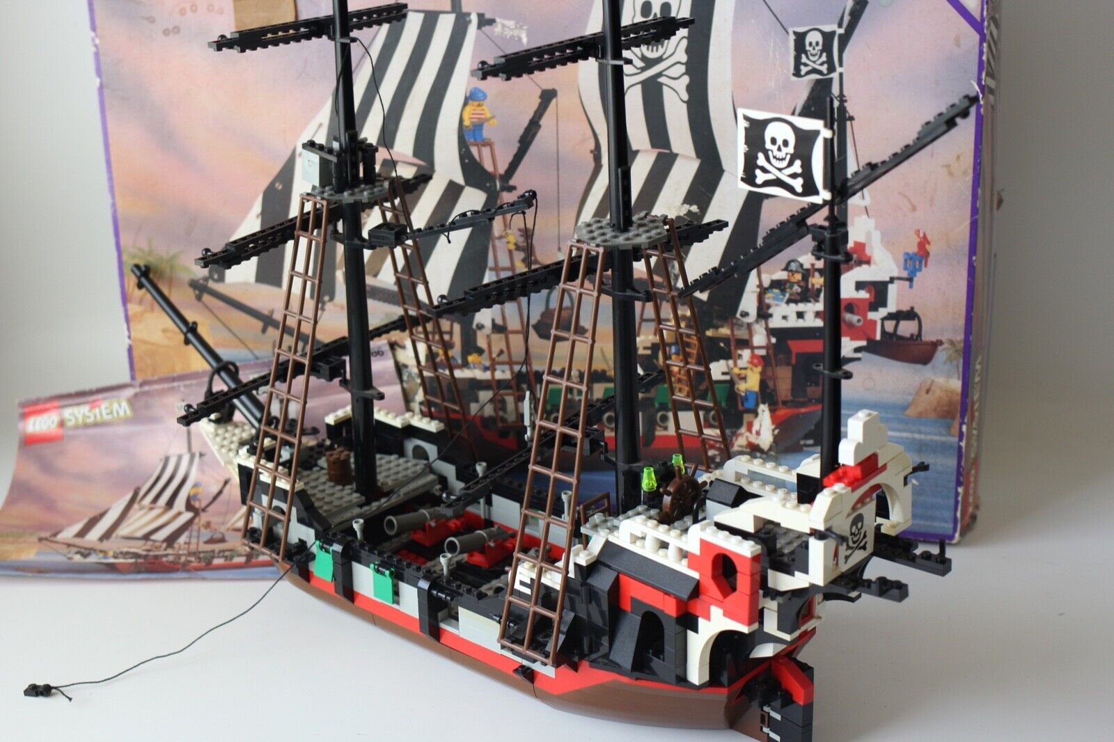 Lego 6286 Pirates Skull’s Eye Schooner Minifigs, Box & Instructions 93%  Complete