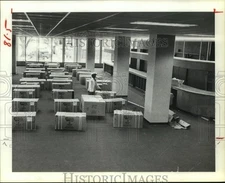 1981 Press Photo Worker brings in boxes of furniture to Jefferson Co. Courthouse