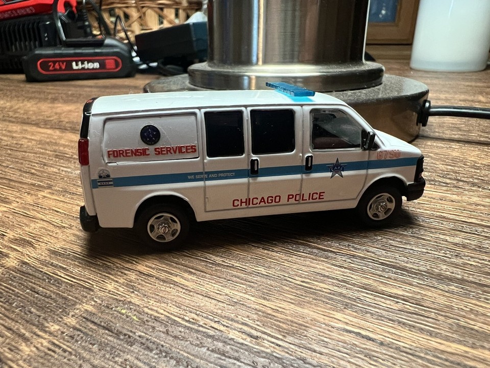 596 Model 1/64 Chicago Police Forensic Services Chevy Express Van