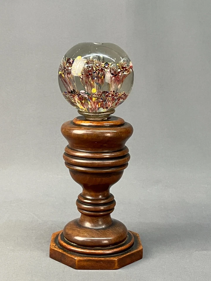 Антикварное французское выдувное стекло 9 1/2 дюйма NEWEL POST наконечник с деревянной подставкой - Изображение 2 из 4