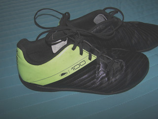 Fußballschuhe KIPSTA 100 schwarz neongrün Gr. 35 Nockenschuhe Kunstrasen