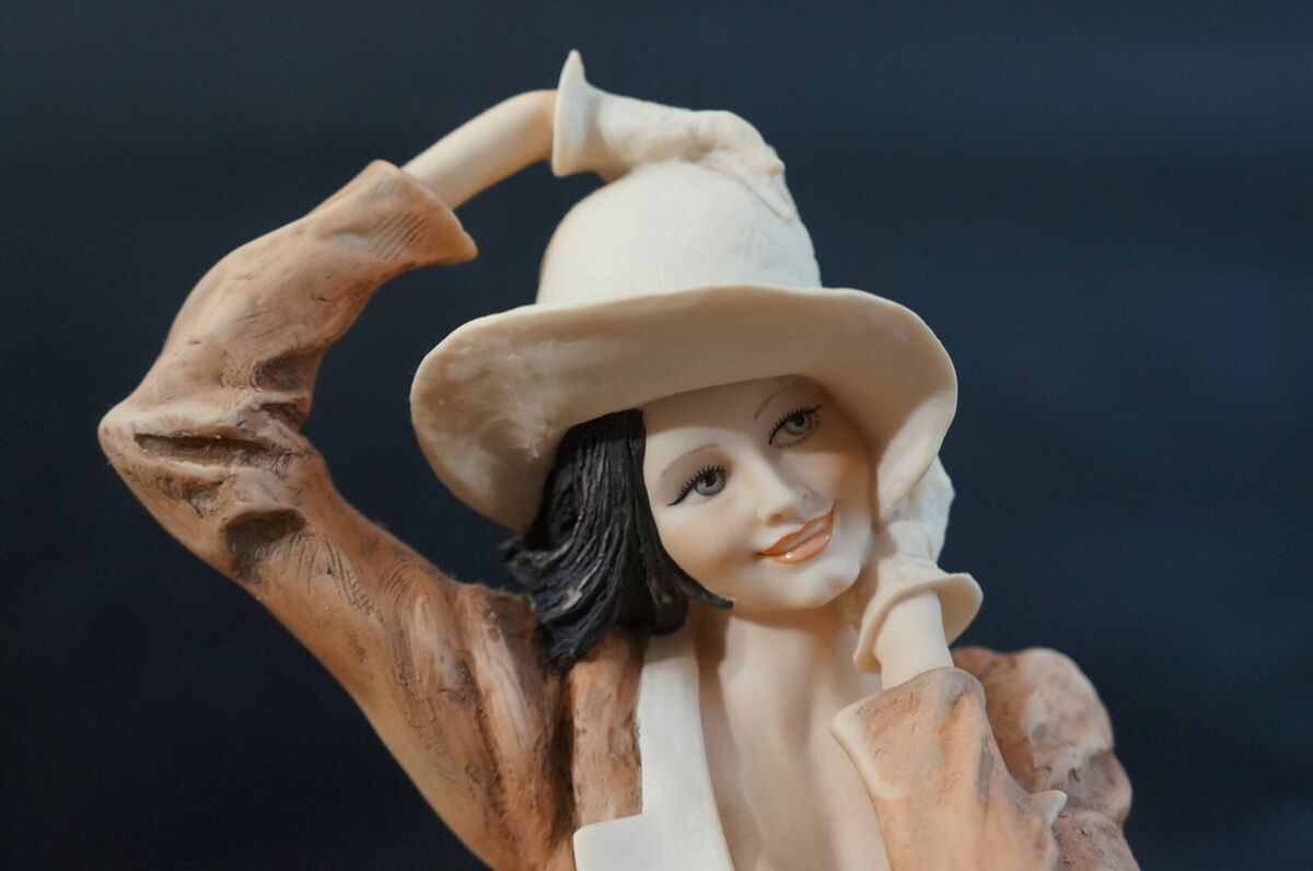 Giuseppe Armani VALENTINA Figurine LIMITED EDITION. #647C | eBay Giuseppe Armani VALENTINA Figurine LIMITED EDITION. #647C | eBay