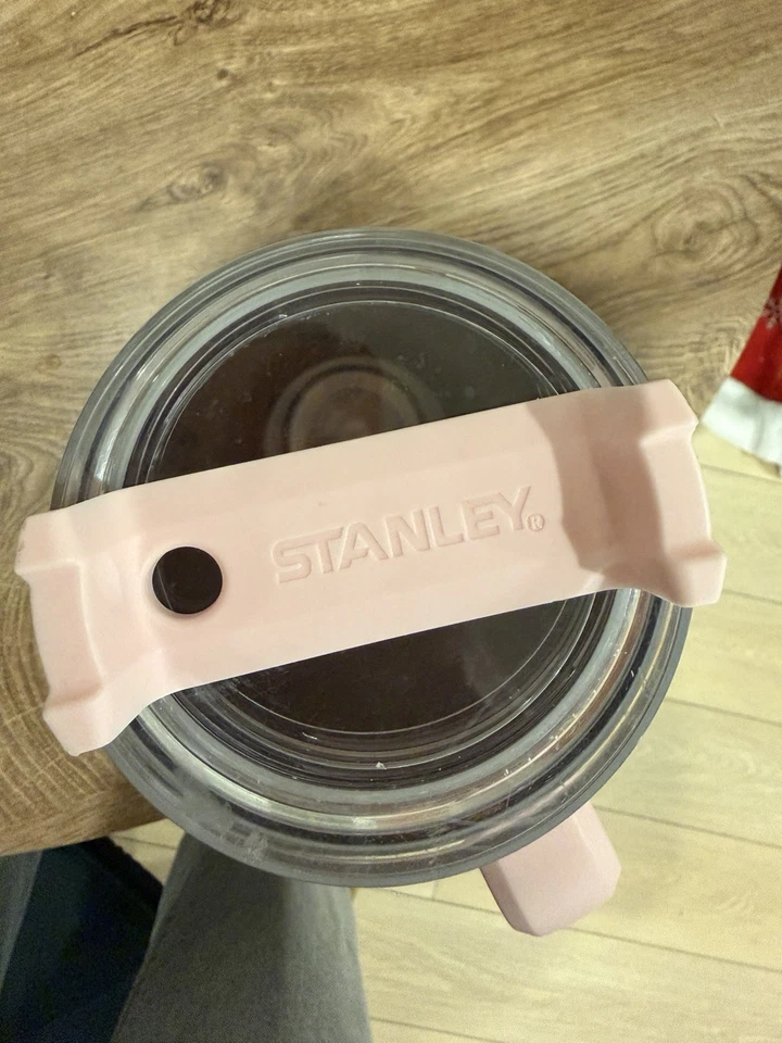 Copo Quencher Stanley 40 oz rosa com tampa de parafuso 10" de altura - Imagem 2 de 2