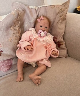 Ultra realistische 55 cm Reborn Puppe, weicher Stoffkörper realistische Haut Haare neugeboren