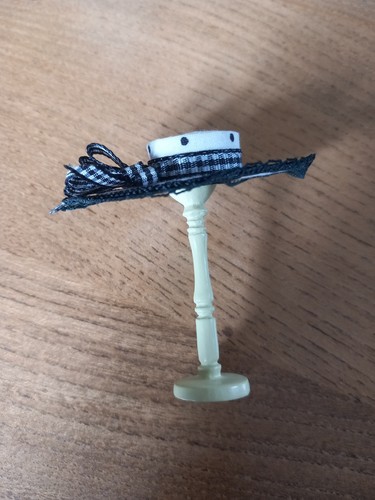 Ladies Hat And Hat Stand Dolls House Accessory