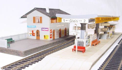 Faller HO 1:87 RAILWAY STATION NEUSTADT & PLATFORM Ready Built House Kit NM`75! - Picture 7 of 10