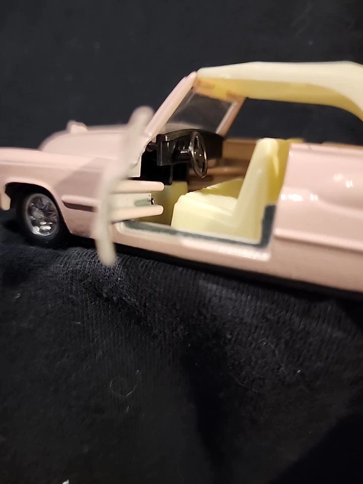 Coche Cadillac Rosa Vintage Rosa Blanco Interior Puertas Abiertas Convertibles Foto 2 de 4