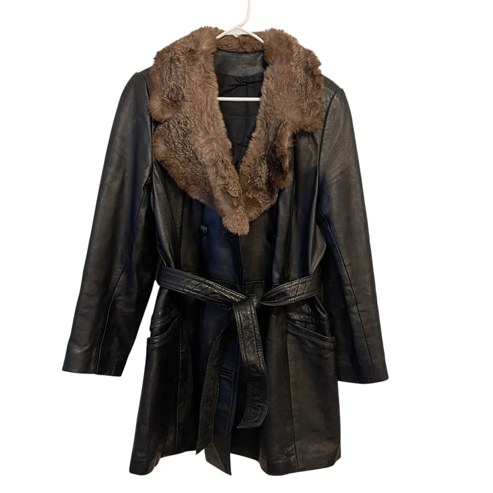 Gabardina de cuero vintage negra con cinturón años 70 con un lujoso cuello de piel M Foto 2 de 4