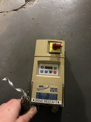 LENZE SM VECTOR AC DRIVE ESV371N04TMC USED 