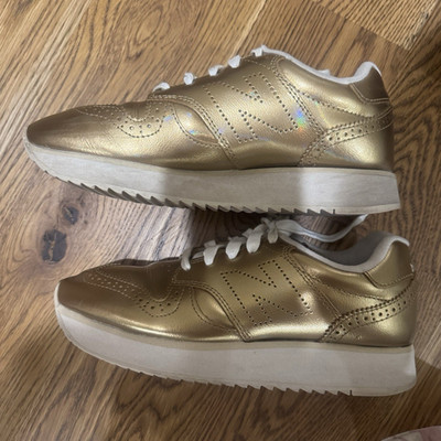 New Balance 520 Unisex Low Top Lace Up Sneakers Gold/White Rubber Outsole