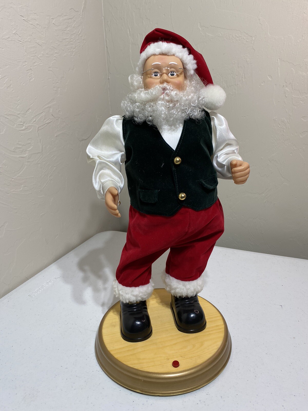 Musical Dancing Hip Swinging Santa Christmas North Pole Prod Gemmy