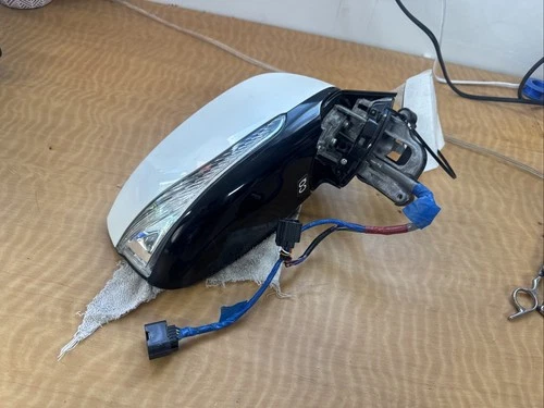 2017 Infiniti Q60 Right Side Mirror. White. Turn Signal. OEM
