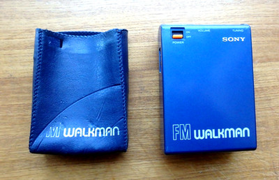 SONY FM  Walkman, 1980,  SRF-40W,  w/original leather case,  Nice Original