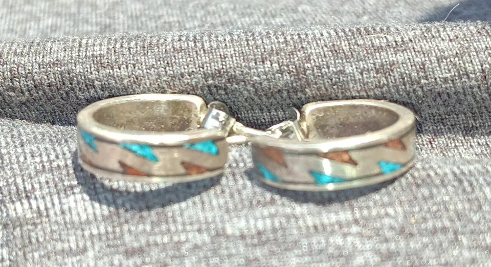 Pendientes Navajo de Colección Esterlina, con Incrustación Turquesa/Coral Triturada, Marca Coyote Foto 2 de 4