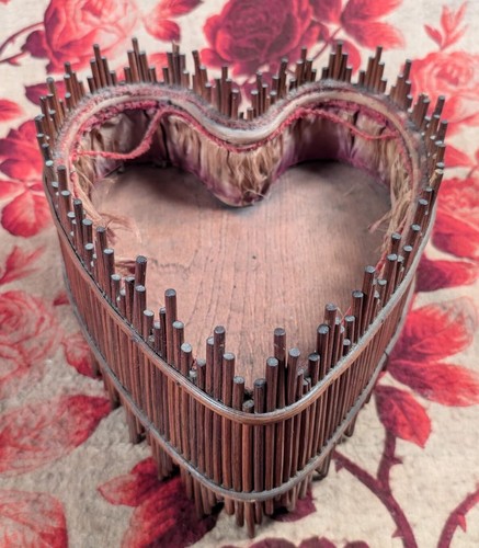 VICTORIAN 19TH C HEART SHAPED FOLK ART DISPLAY CASE - Picture 3 of 5