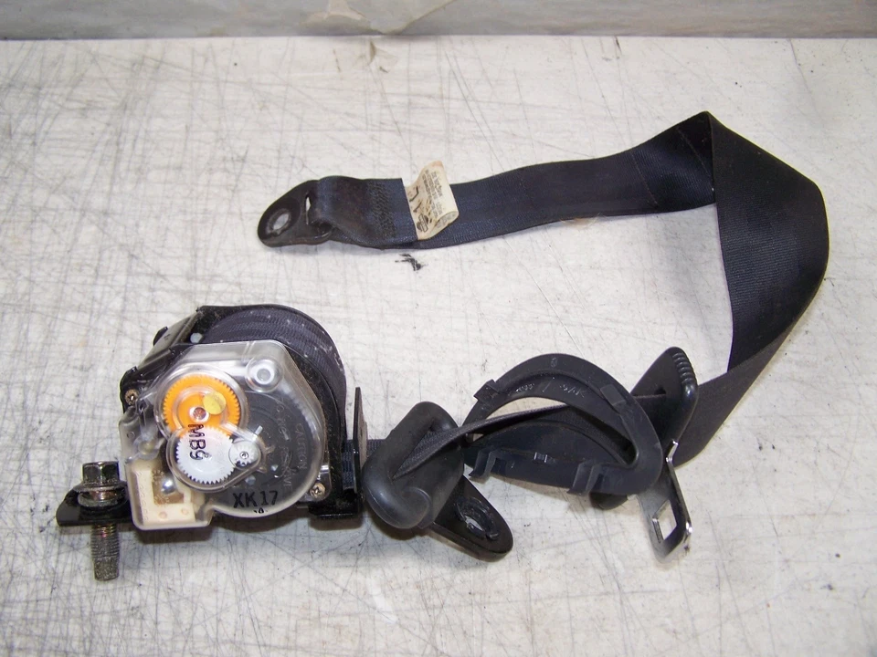 Nissan Máxima 1996 Cinturón de seguridad de fábrica Cinturón de hombro Cinturón retractor trasero izquierdo Foto 2 de 3