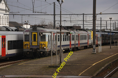 Foto SNCB Belgische Eisenbahn 12x8 Class 73 EMU 972 wartet bei Brussells-Nord um 2023