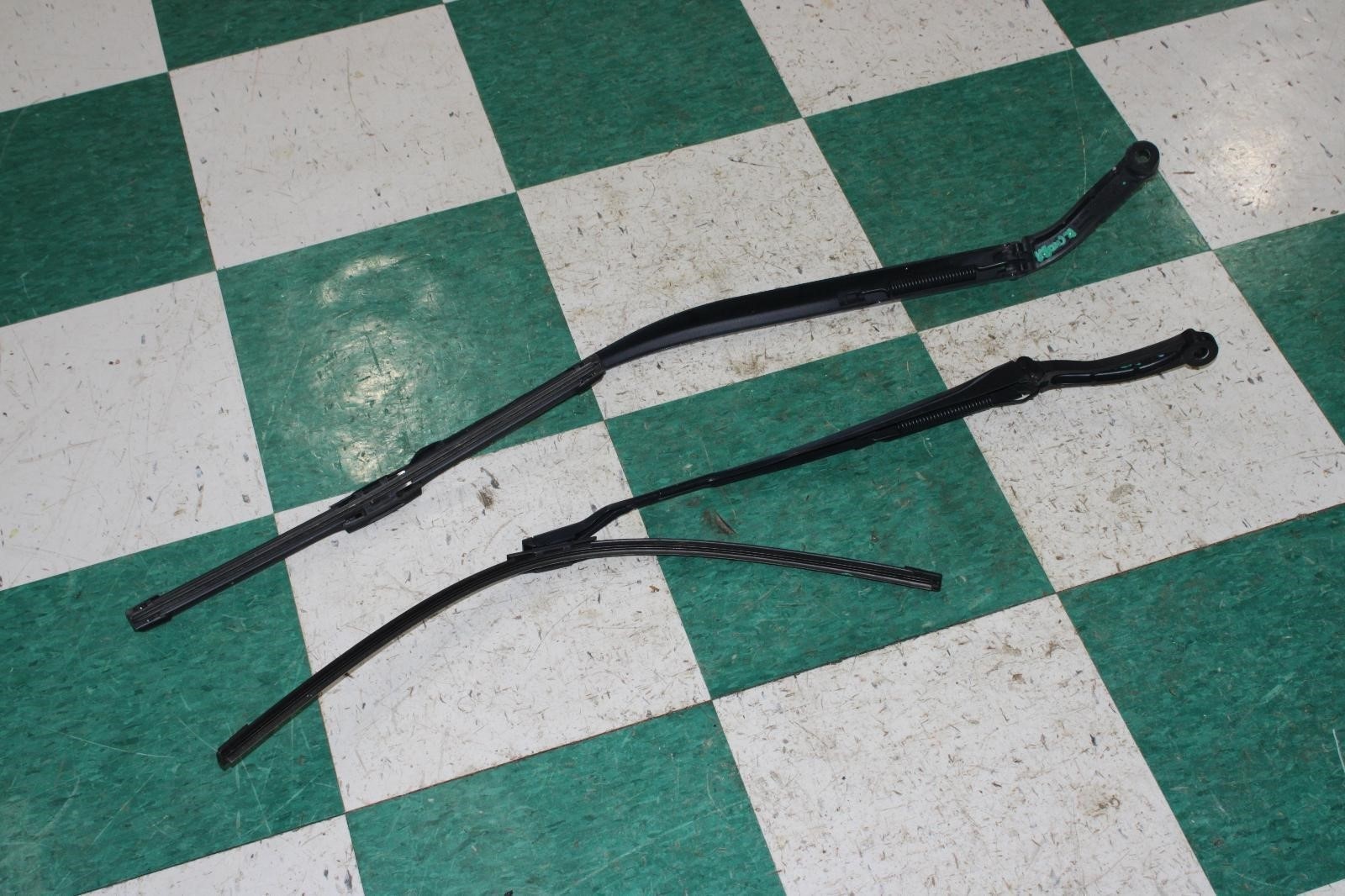 Maserati Ghibli 2014-2019 Left, right Wiper arms Pair