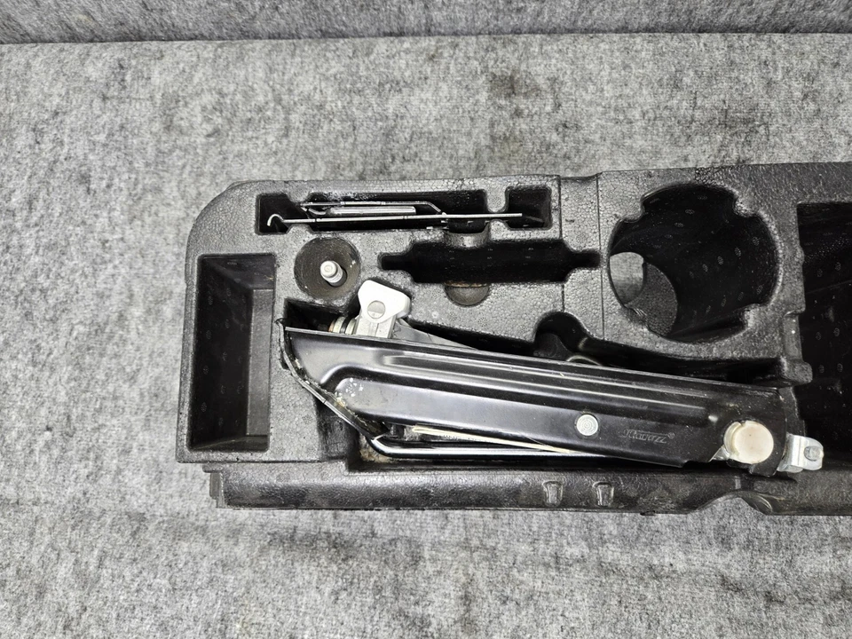 Soporte para accesorios de neumáticos de repuesto Jack Mercedes W218 W212 E63 Cls63 OEM Foto 2 de 4