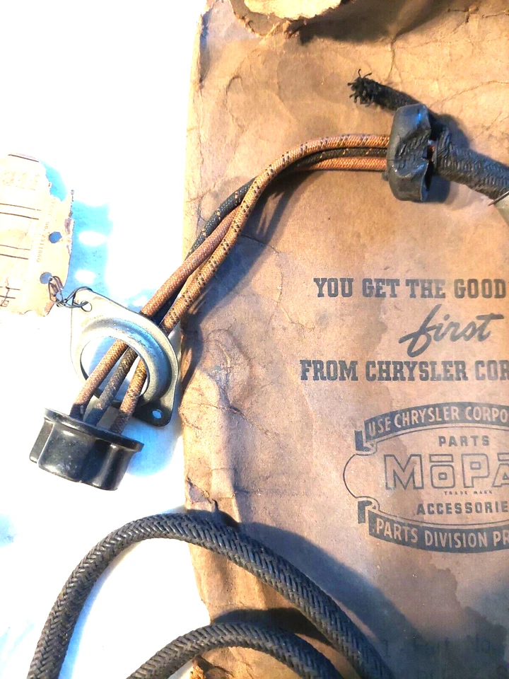 Par de conjuntos de cables y enchufes de faros Plymouth P14 1942 NOS: 975452, 975453 Foto 2 de 4