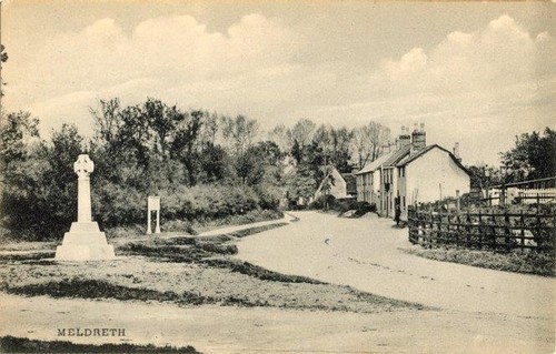 PRINTED POSTCARD OF THE WAR MEMORIAL, MELDRETH, (NEAR ROYSTON), CAMBRIDGESHIRE - Picture 1 of 2