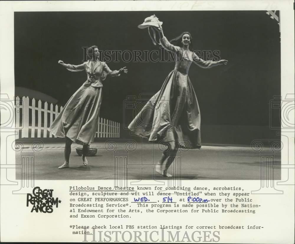 1977 Press Photo Pilobolus Dance Theatre performing 