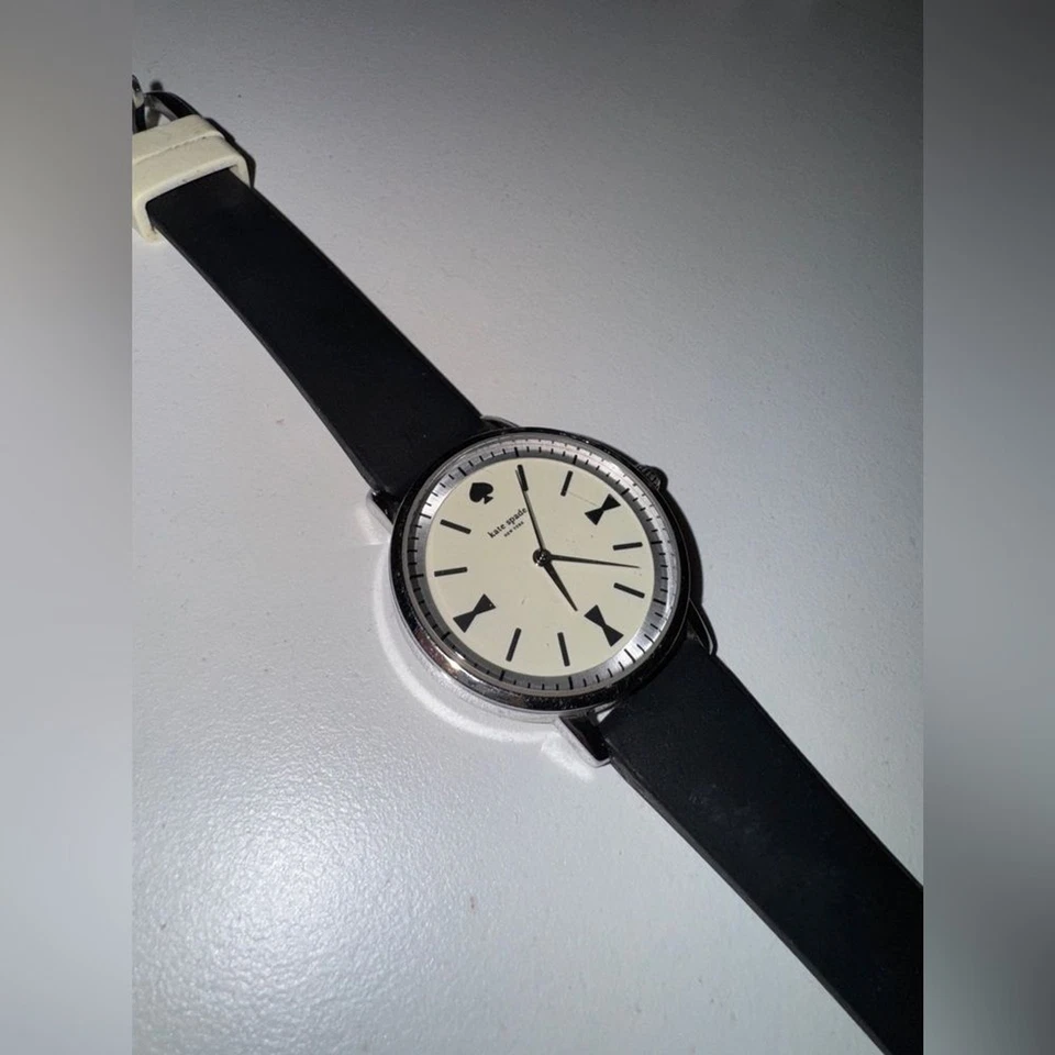 Reloj Kate Spade Crosby correa de silicona negra Foto 2 de 4