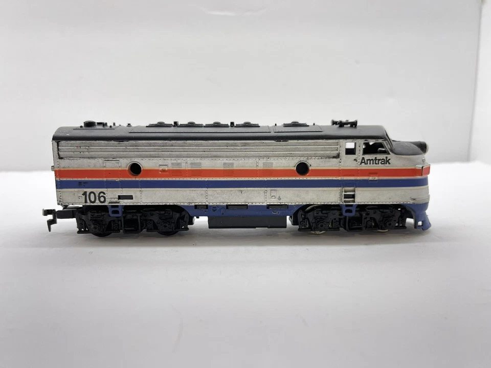 HO Scale #106 Amtrak Powered Diesel Locomotive Unbranded Needs Wheels - Image 2 of 4
