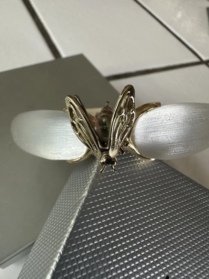 Brazalete con bisagras Alexis Bittar tallado en abeja Lucita blanco con tono dorado