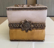 AVANTI LINENS ELEGANT TISSUE BOX COVER. BATHROOM DECOR
