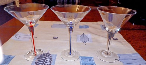 Vasos de Martini Lágrima - Juego de 4 Rojos, Juego de 4 Azul, 1 Individual Negro y 1 Azul - Imagen 4 de 13