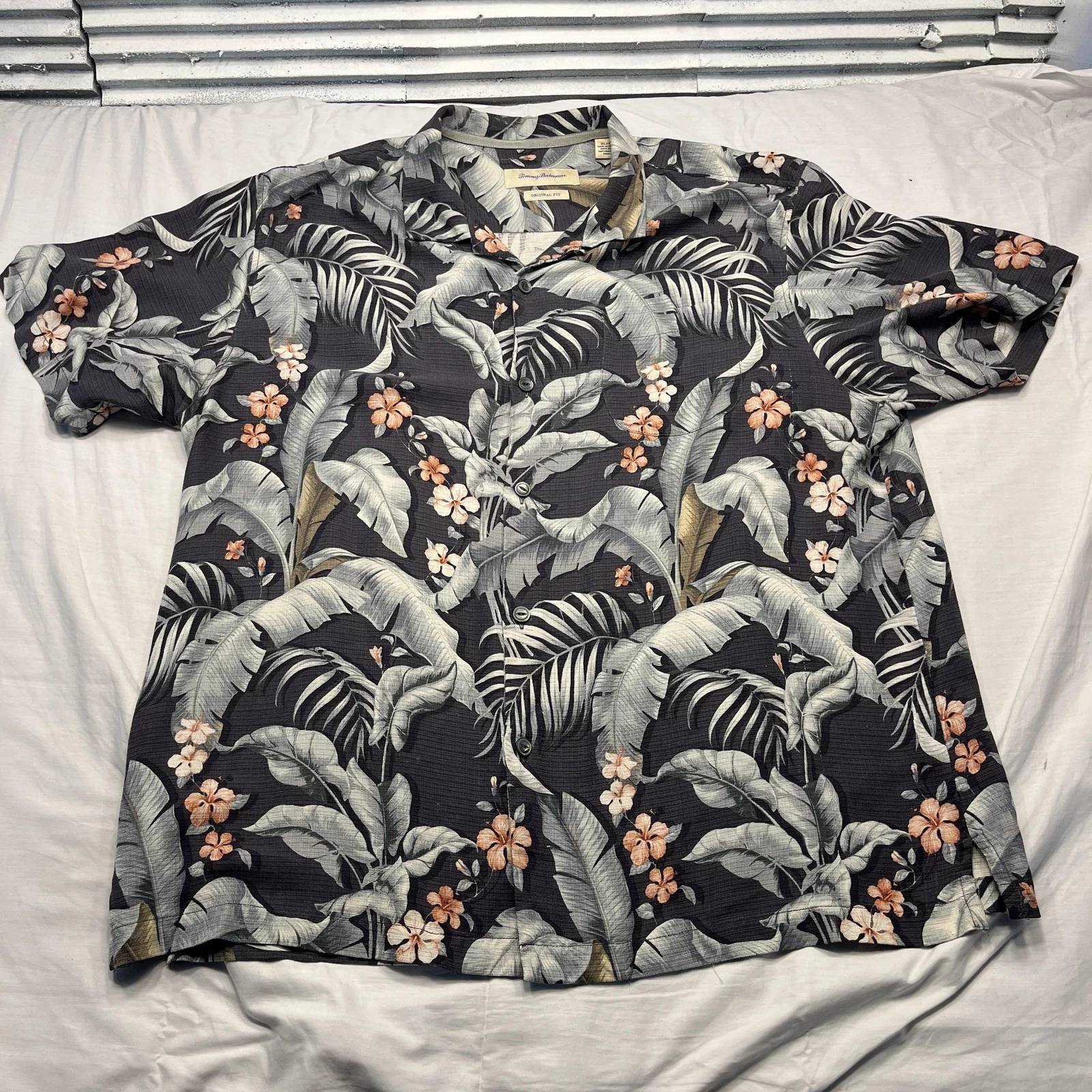 Tommy Bahama Shirt Mens XL Black Silk Floral Hawaiian Original Fit Tropical Leaf