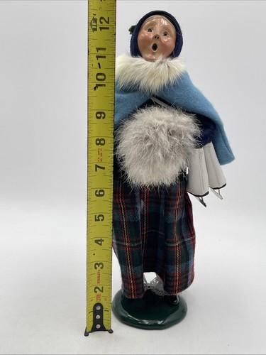 Byers' Choice “The Carolers” Woman Holding Skates W/Mitts LE 5/100 Signed 1995 - Picture 8 of 8
