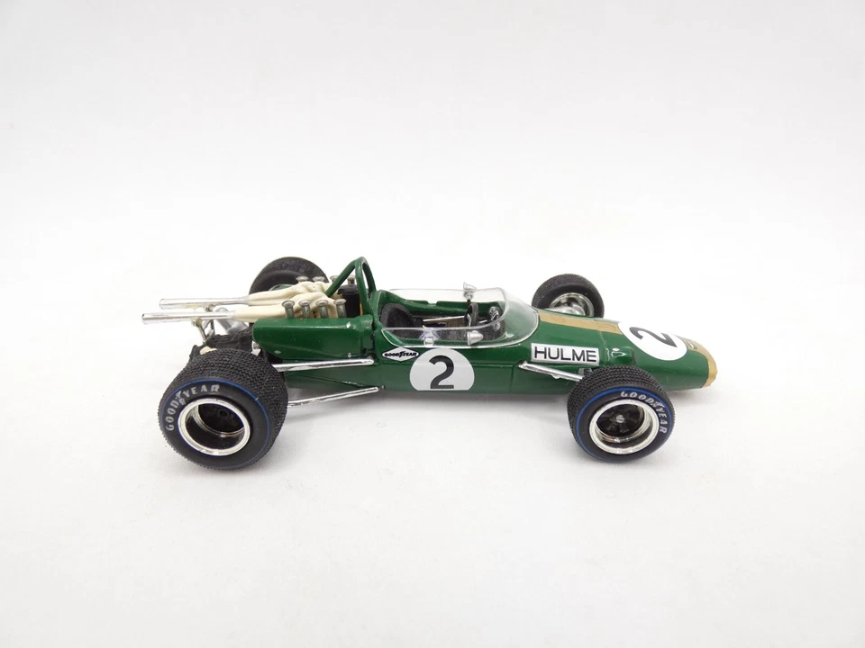 Brabham BT24 Denny Hulme #2 1967 Con Casco E Guanti 1/43 Quartzo F1 Formula 1 - Immagine 3 di 3
