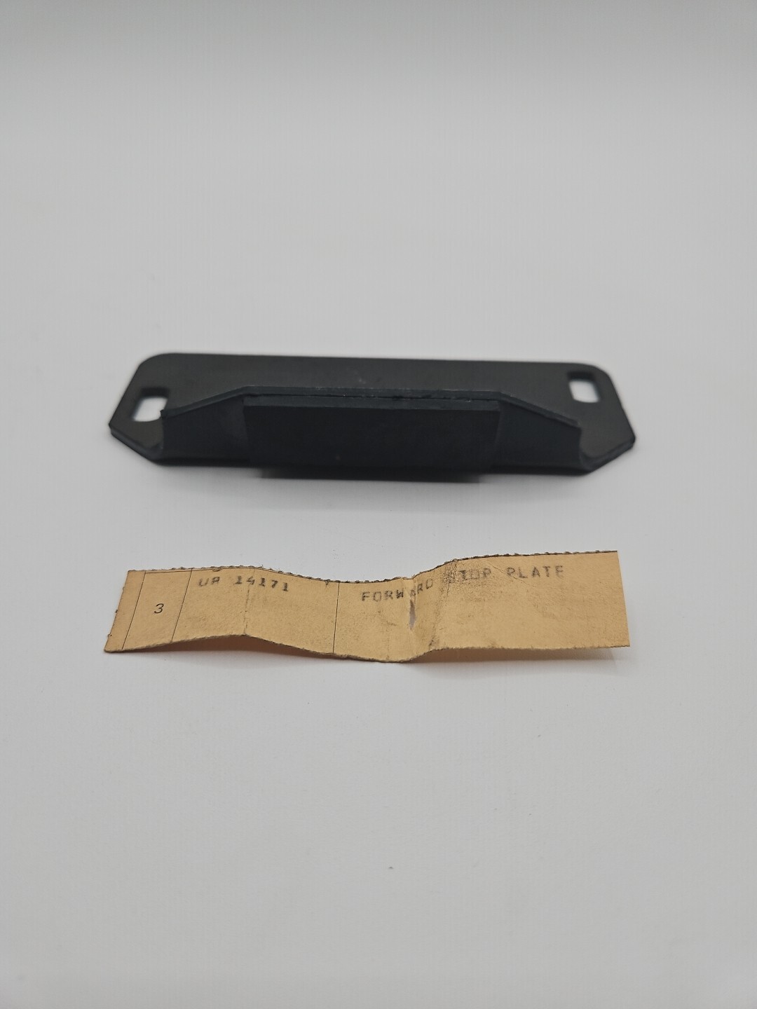 BENTLEY &R.R FORWARD STOP PLATE (Front engine mount - Series 1 models) (UR14171)