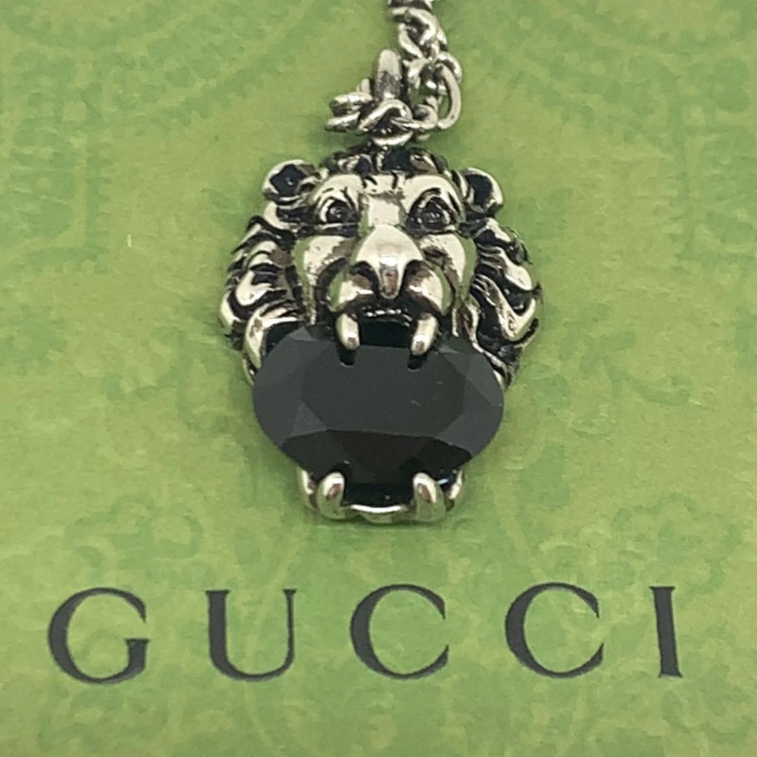 Collier Gucci tête de lion 096624 avec pierre, excellent état, bijoux luxe