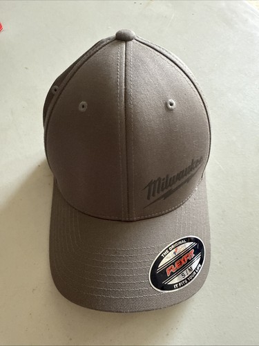 Milwaukee FlexFit eng anliegende Mütze Herren S/M grau gebogenes Schirmmütze Logodruck flexibel neu