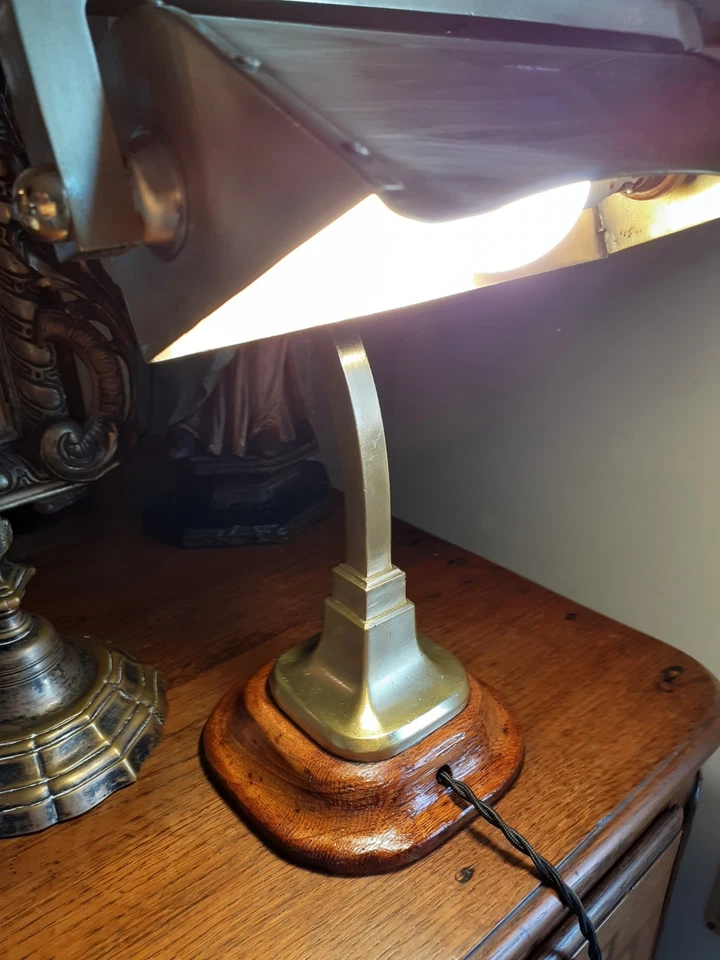 Jolie lampe de notaire en laiton et socle en chêne modèle artisanale 1920 - Photo 4/4