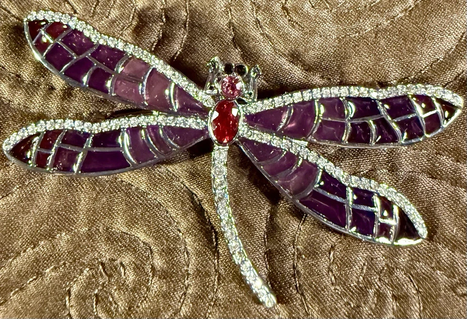 Broche libélula Lauren Ralph Lauren con pedrería rosa y púrpura Foto 2 de 4