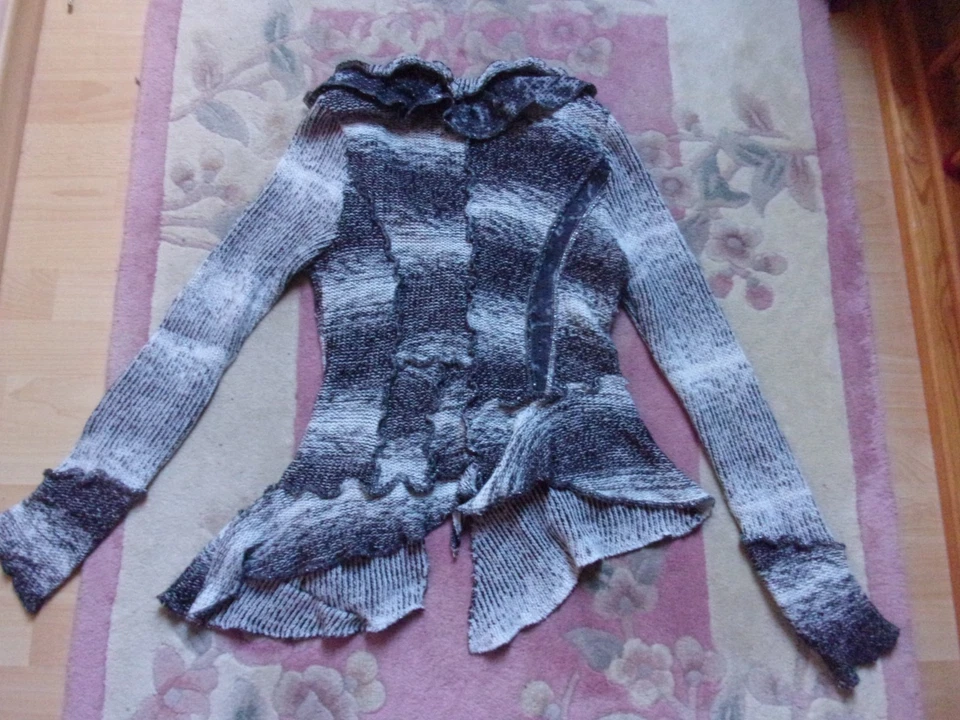 JuJu & Christine Zipfel Volant Jacke Strickjacke Stickerei Rüschen Glitzer S - Bild 4 von 4