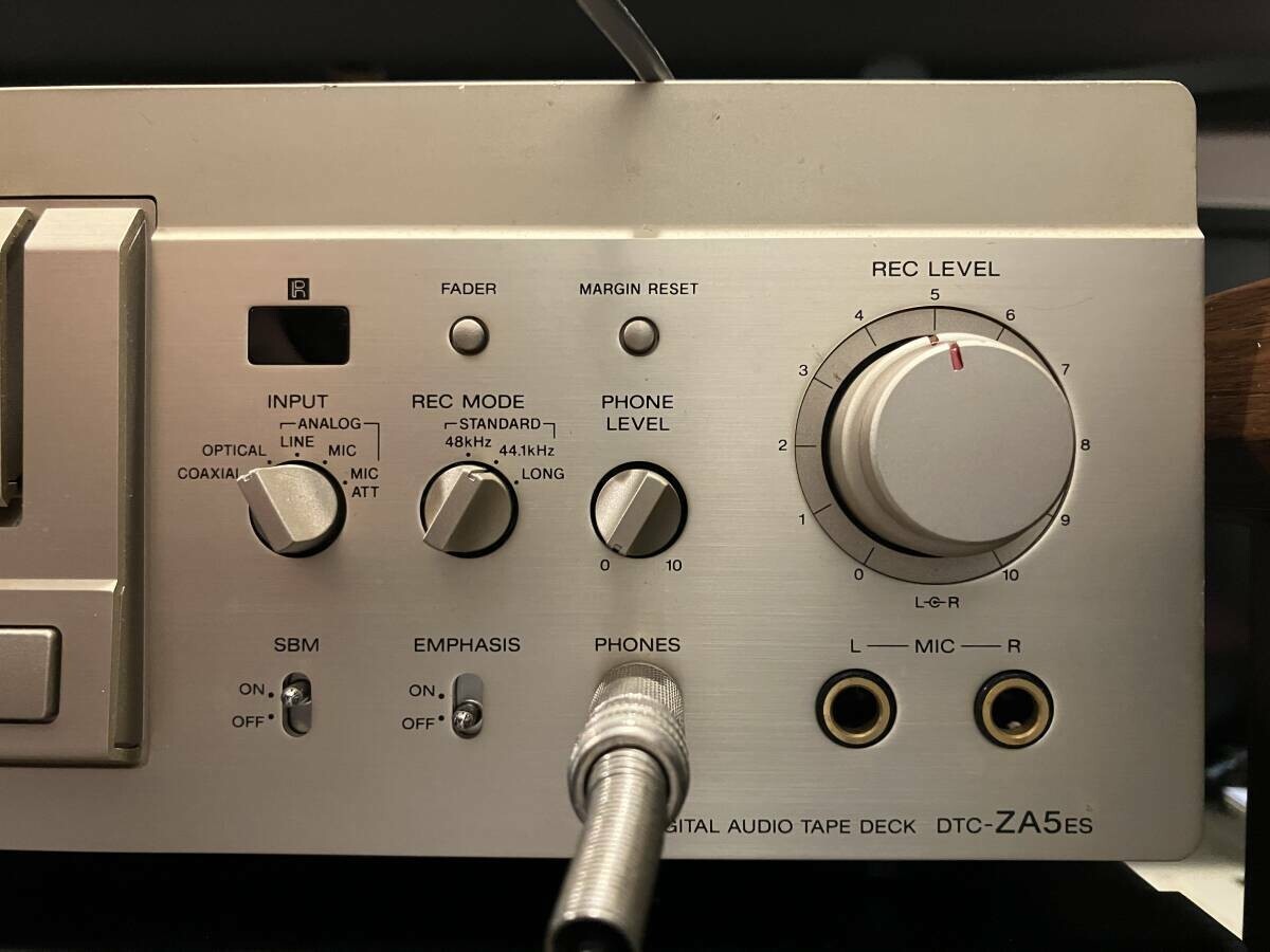 SONY DTC-ZA5ES Digital Audio Tape DAT Player Recorder Deck AC100V