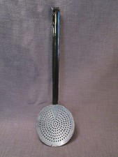 Ecumoire ancienne en tole emaillée bicolore