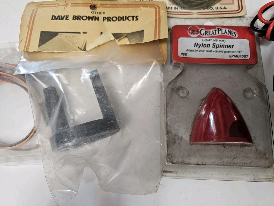 Lote de radiocontrol Du-Bro, Great Planes, Dave Brown - Spinners, ruedas, tanque de combustible, cargador Foto 4 de 4